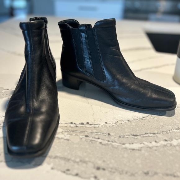 ECCO SIZE 7 ~ Black Chelsea Boots - Picture 1 of 7
